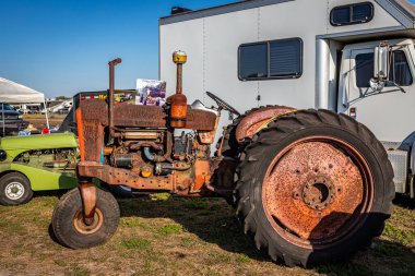 Fort Meade, FL - 26 Şubat 2022: 1959 Ford 961 dizel traktör yerel traktör fuarında yüksek perspektifli yan görüş.