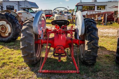 Fort Meade, FL - 26 Şubat 2022: 1957 Ford Model 660 model bir traktör yerel bir traktör gösterisinde yüksek perspektifli arka görüş.