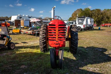 Fort Meade, FL - 26 Şubat 2022: 1948 tarihli Massey Harris GA 33 traktörü yerel bir traktör fuarında.