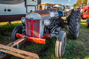 Fort Meade, FL - 26 Şubat 2022: 1952 Massey Ferguson Model TO-30 Utility Traktör Fuarı 'nın yüksek perspektifli ön köşe görüntüsü.