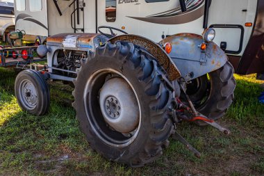 Fort Meade, FL - 26 Şubat 2022: 1952 Massey Ferguson Model TO-30 Utility Traktör Fuarı 'nın yüksek perspektifli arka köşe görüntüsü.