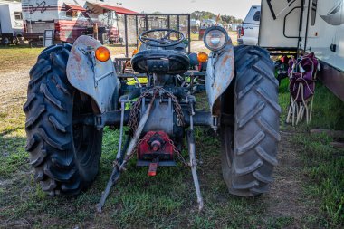 Fort Meade, FL - 26 Şubat 2022: 1952 Massey Ferguson Model TO-30 Utility Traktör fuarında yüksek perspektifli arka görüş.