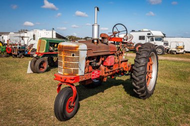 Fort Meade, FL - 26 Şubat 2022: 1954 tarihli Uluslararası Hasatçı McCormick Farmall Super H Traktör Fuarı 'nın yüksek perspektifli ön köşe görüntüsü.