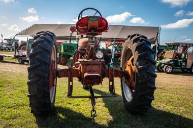 Fort Meade, FL - 26 Şubat 2022: 1954 Farmall Super H Traktörü yerel bir traktör gösterisinde yüksek perspektifli arka görüş.