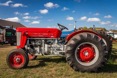 Fort Meade, FL - 26 Şubat 2022: 1964 Massey Ferguson MF50 Diesel Traktör yerel bir traktör fuarında.