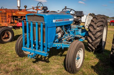 Fort Meade, FL - 26 Şubat 2022: 1975 Ford 4000 dizel traktör yerel bir traktör fuarında yüksek perspektifli ön köşe görüntüsü.