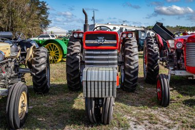 Fort Meade, FL - 26 Şubat 2022: 1965 Massey Ferguson 150 model bir traktör yerel bir traktör fuarında ön görüş.