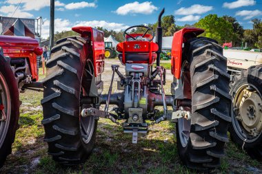 Fort Meade, FL - 26 Şubat 2022: 1965 tarihli Massey Ferguson 150 model bir traktörün yerel bir traktör fuarındaki yüksek perspektifli dikiz görüntüsü.