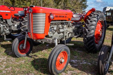 Fort Meade, FL - 26 Şubat 2022: 1964 Massey Ferguson 65 model yerel bir traktör gösterisinde yüksek perspektifli ön köşe görüntüsü.