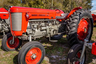 Fort Meade, FL - 26 Şubat 2022: 1964 Massey Ferguson 65 yerel bir traktör gösterisinde yüksek perspektifli yan görüş.