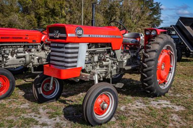 Fort Meade, FL - 26 Şubat 2022: 1968 Massey Ferguson 150 model yerel bir traktör gösterisinde yüksek perspektifli ön köşe görüntüsü.