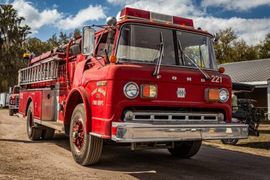 Fort Meade, FL - 26 Şubat 2022: 1970 Ford C910 İtfaiye Aracı yerel bir araba fuarında düşük perspektifli ön köşe görüntüsü.