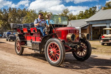 Fort Meade, FL - 26 Şubat 2022: 1909 Stanley Steamer Model Z 'nin geniş açılı ön köşe görüntüsü yerel bir araba fuarında.