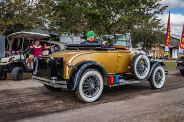 Fort Meade, FL - 26 Şubat 2022: 1928 Ford Model A Roadster 'ın yerel bir traktör fuarında geniş açılı arka köşe görüntüsü.