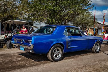 Fort Meade, FL - 26 Şubat 2022: 1967 model Ford Mustang Hardtop Coupe 'nin yüksek perspektifli arka köşe görüntüsü.