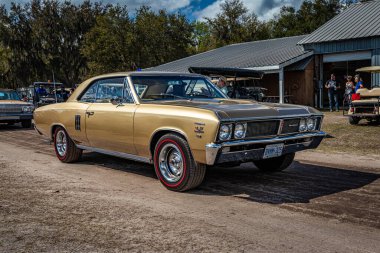 Fort Meade, FL - 26 Şubat 2022: 1967 Pontiac Beaumont Sport Deluxe 2 Door Hardtop, yerel bir araba fuarında ön köşe manzarası.