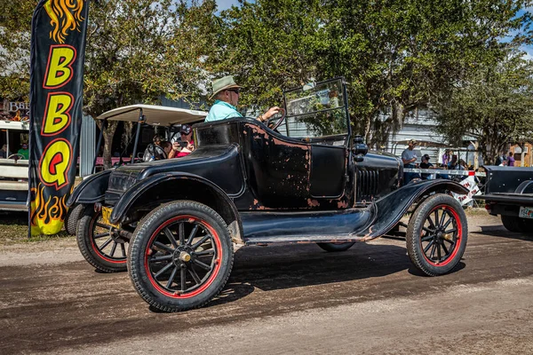 2022年2月26日 佛罗里达州米德堡 一辆1921年福特T3型旅游车在当地车展上的高瞻远瞩后角景 — 图库照片