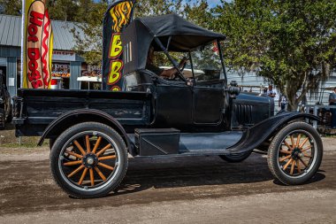 Fort Meade, FL - 26 Şubat 2022: 1922 Ford Model Tickup 'ın yerel bir araba fuarındaki yüksek perspektifli yan görüntüsü.