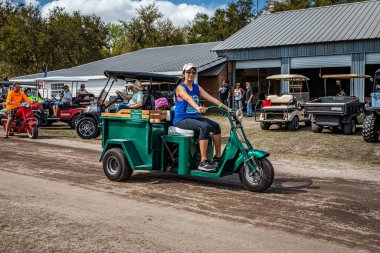 Fort Meade, FL - 26 Şubat 2022: 1958 Cushman Truckster Scooter 'ın geniş açılı ön köşe görüntüsü yerel bir araba fuarında.