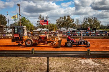 Fort Meade, FL - 26 Şubat 2022: Yerel bir traktör çekme yarışmasında modifiye edilmiş bir Mini traktör çekicisinin geniş açı açısı.