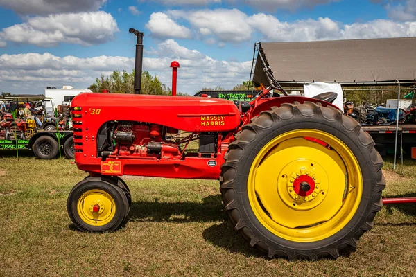 Fort Meade, FL - 26 Şubat 2022: 1949 Massey Harris Model 30 GR yerel bir traktör gösterisinde yüksek perspektifli yan görüş.