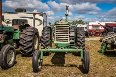 Fort Meade, FL - 26 Şubat 2022: 1959 Oliver Model 880 2WD bir traktör gösterisinde yüksek perspektifli ön görüş.