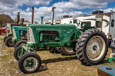 Fort Meade, FL - 26 Şubat 2022: 1959 Oliver Model 880 2WD bir traktör gösterisinde yüksek perspektifli yan görüş.