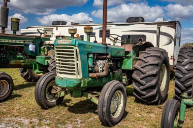 Fort Meade, FL - 26 Şubat 2022: 1958 Oliver Model 990 Diesel Traktör yerel bir traktör gösterisinde yüksek perspektifli ön köşe görüntüsü.
