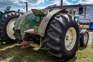 Fort Meade, FL - 26 Şubat 2022: 1958 Oliver Model 990 dizel traktör yerel bir traktör gösterisinde yüksek perspektifli arka köşe görüntüsü.