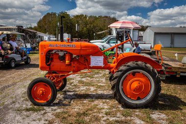 Fort Meade, FL - 26 Şubat 2022: 1939 Allis-Chalmers model bir traktörün yerel traktör fuarındaki yüksek perspektifli yan görüntüsü.