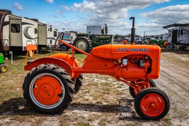 Fort Meade, FL - 26 Şubat 2022: 1939 Allis-Chalmers model bir traktörün yerel traktör fuarındaki yüksek perspektifli yan görüntüsü.