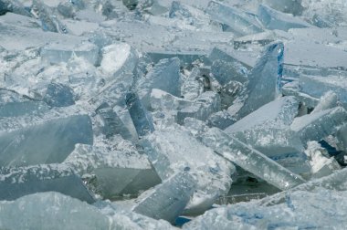 Nehirde donmuş buz parçaları