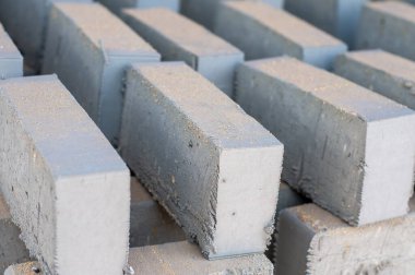 Yeni inşaattaki inşaat alanında yeni beton bloklar yığını.