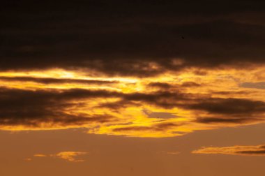 Bulutlu gün batımı