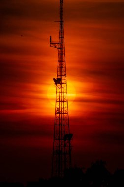 Gün batımında Bir Kule Arkasında Güneş