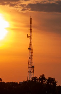 Sunset 'te Telekomünikasyon Kulesi Silueti