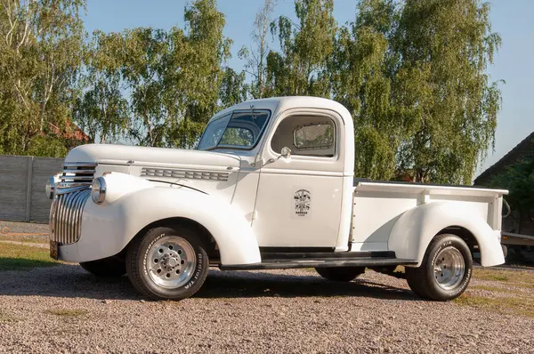 Biały Vintage Ciężarówka Zaparkowany Ulicy — Zdjęcie stockowe