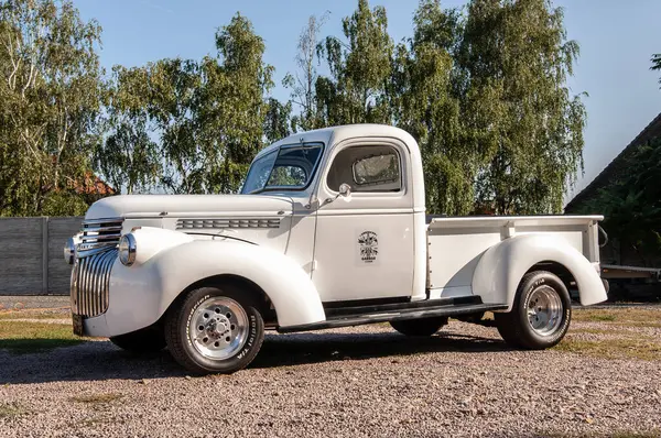 Velho Branco Vintage Pickup Caminhão Com Listras Pretas Brancas Céu — Fotografia de Stock