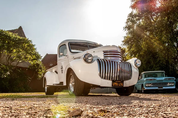 Klasik Klasik Araba Sokağa Park Edilmiş — Stok fotoğraf