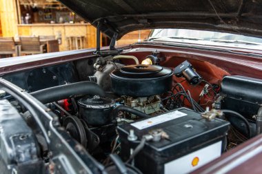 Eski ve eski bir araba.