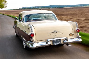 Kırsalda klasik bir araba.