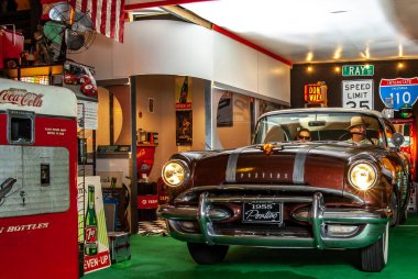 Garajda eski bir araba var.