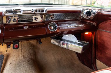 eski model bir araba iç