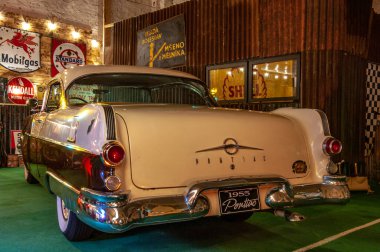 Kırmızı beyaz, klasik bir araba.