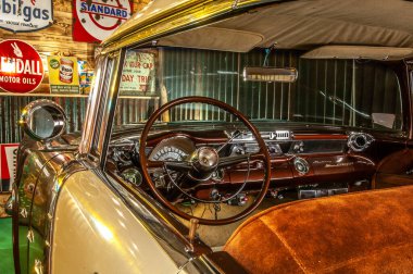 eski model bir araba iç