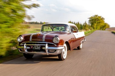 Şehirdeki eski araba.