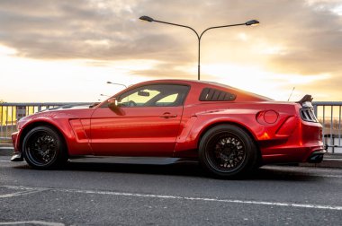 Otoparkta kırmızı Mustang Mustang. yüksek kaliteli fotoğraf