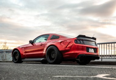 Otoparka park etmiş kırmızı araba..