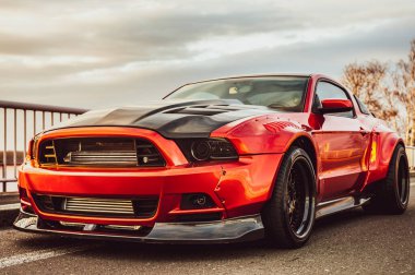 kırmızı Mustang Mustang arabası