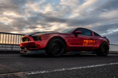 kırmızı Mustang Mustang yolda